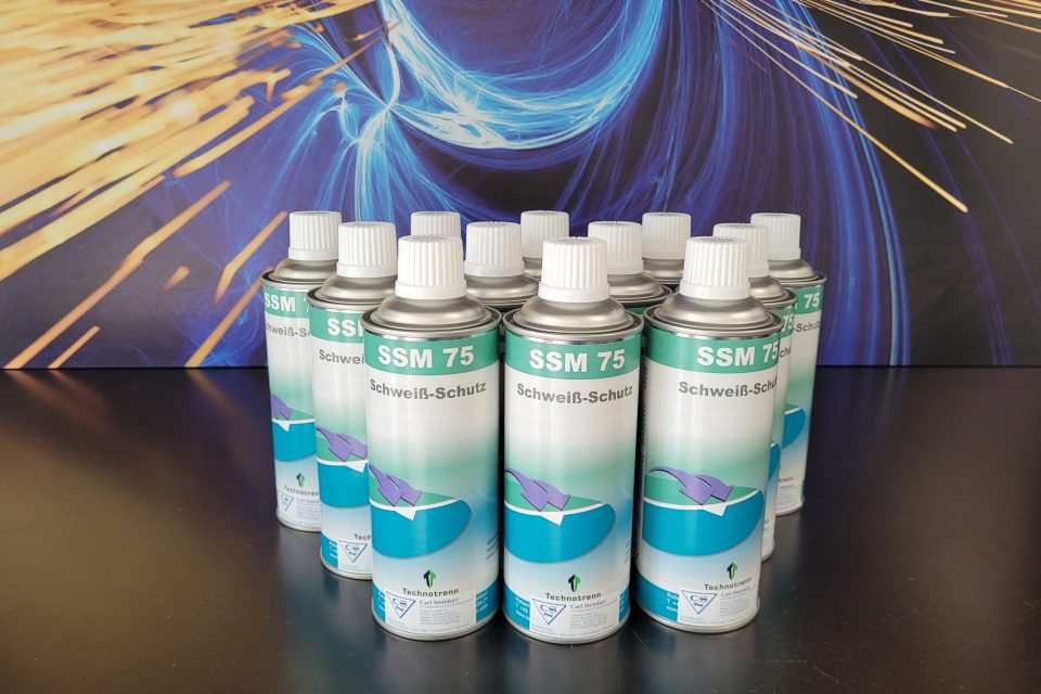 Dosen von SSM 75 Schweiß-Schutz-Spray, die in Reihen mit einem Hintergrund aus wirbelnden blauen und orangefarbenen Lichtmustern aufgestellt sind.